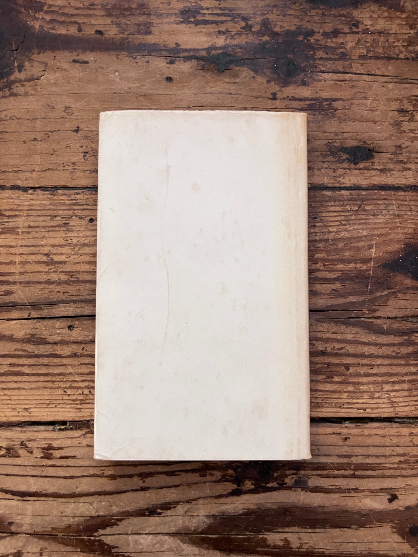 foto van de omslag van het boek "over de lach" op houten achtergrond