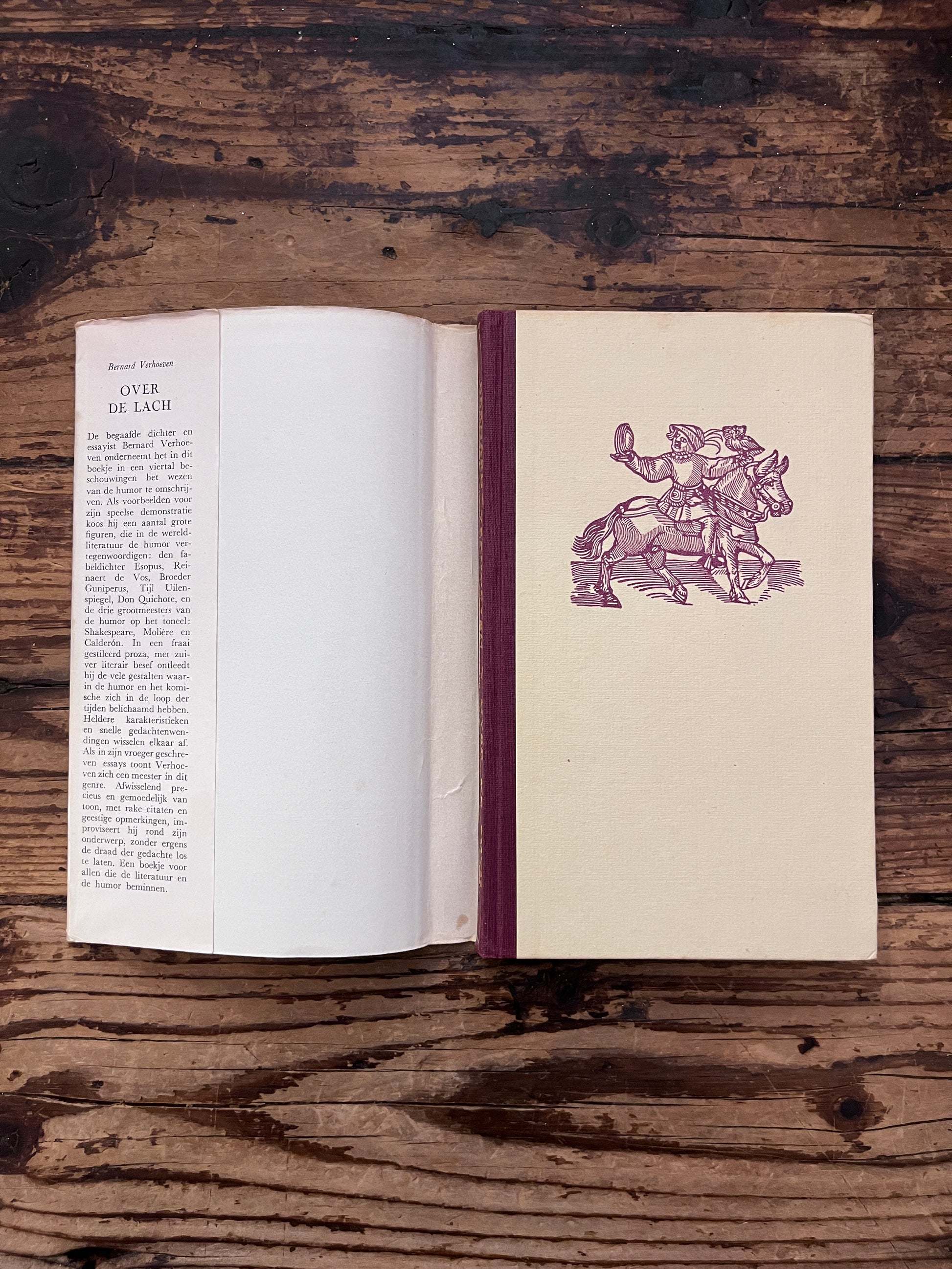 foto van de omslag van het boek "over de lach" op houten achtergrond