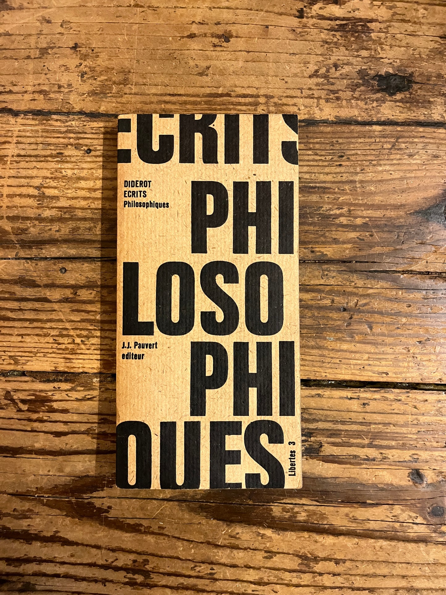 couverture du livre "Ecrits philosophiques"par Denis Diderot sur fond de bois