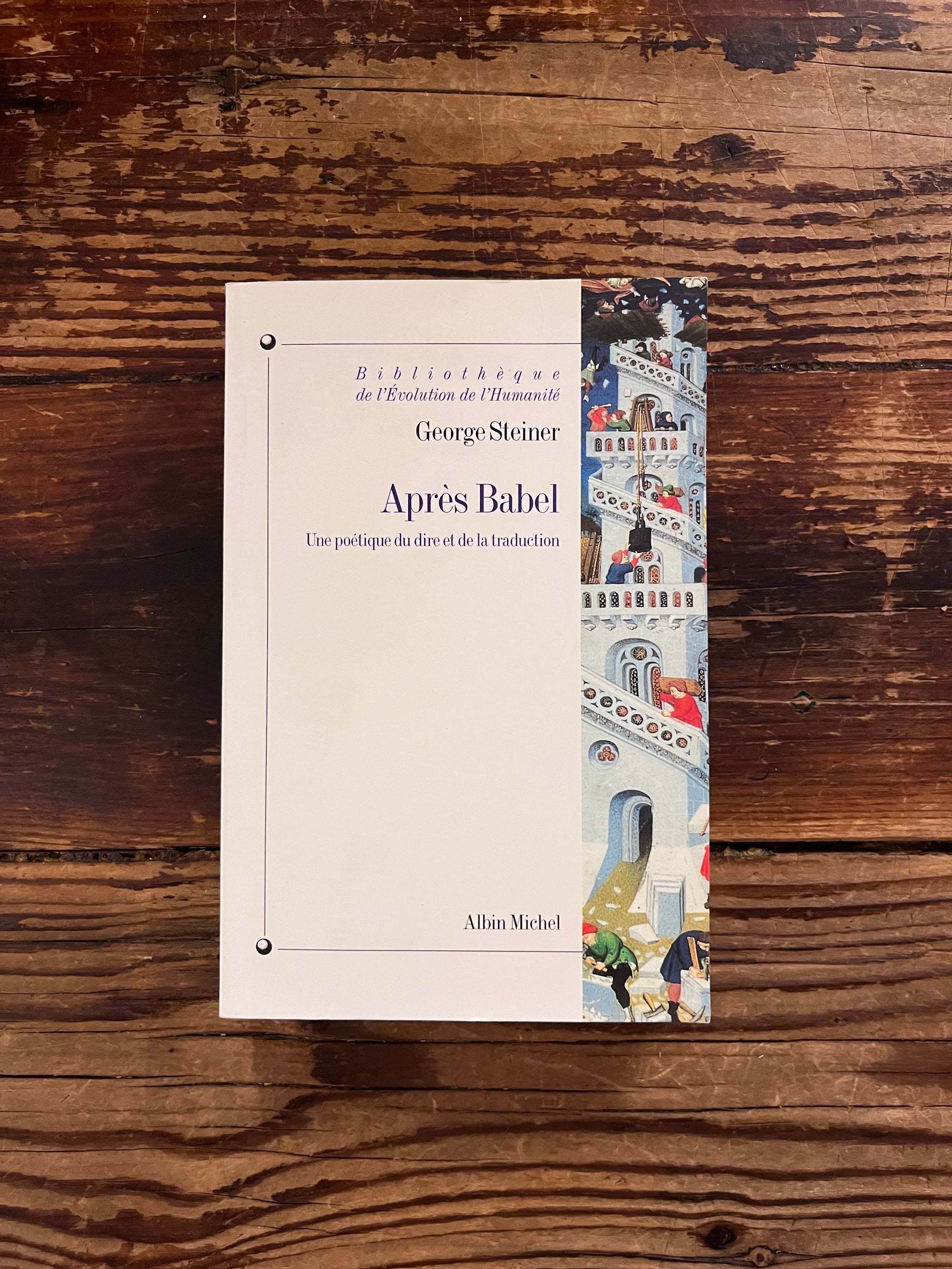 photo de la couverture du livre "après Babel" sur fond de bois