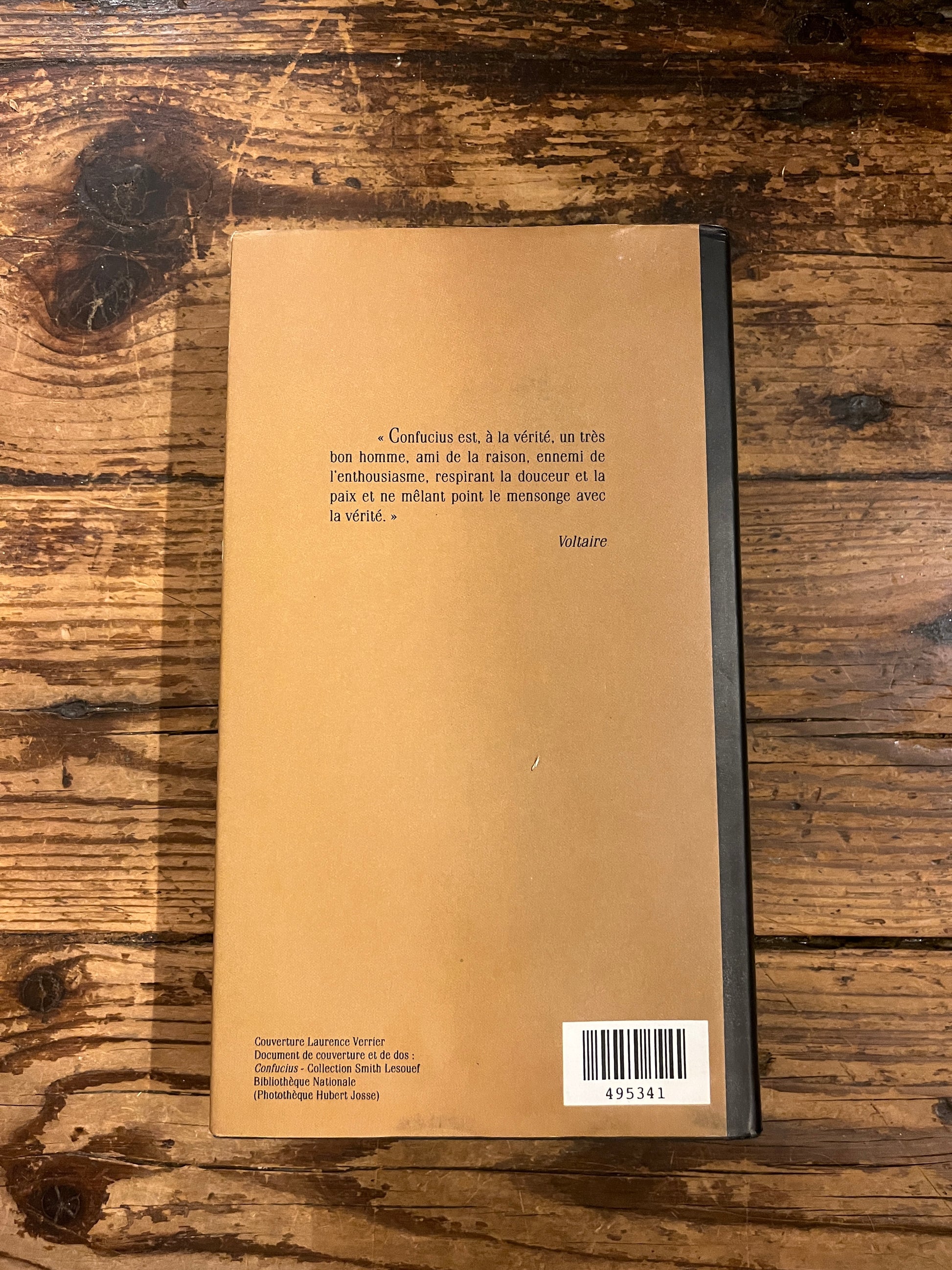 photo de la qutrième de couverture du livre "sagesse du confucianisme" sur fond de bois