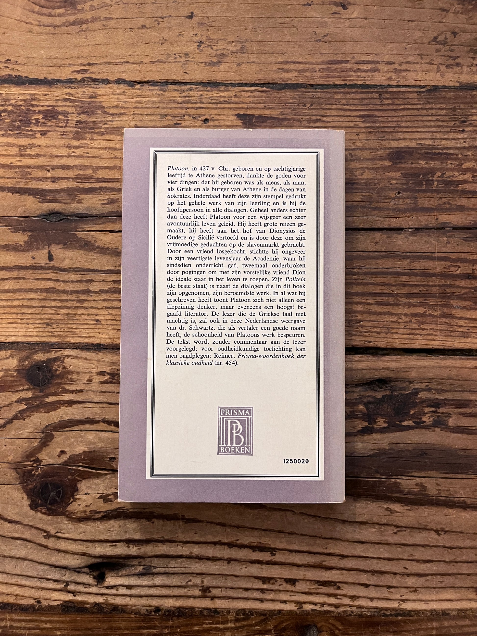 foto van de omslag van het boek "Dialogen" op houten achtergrond