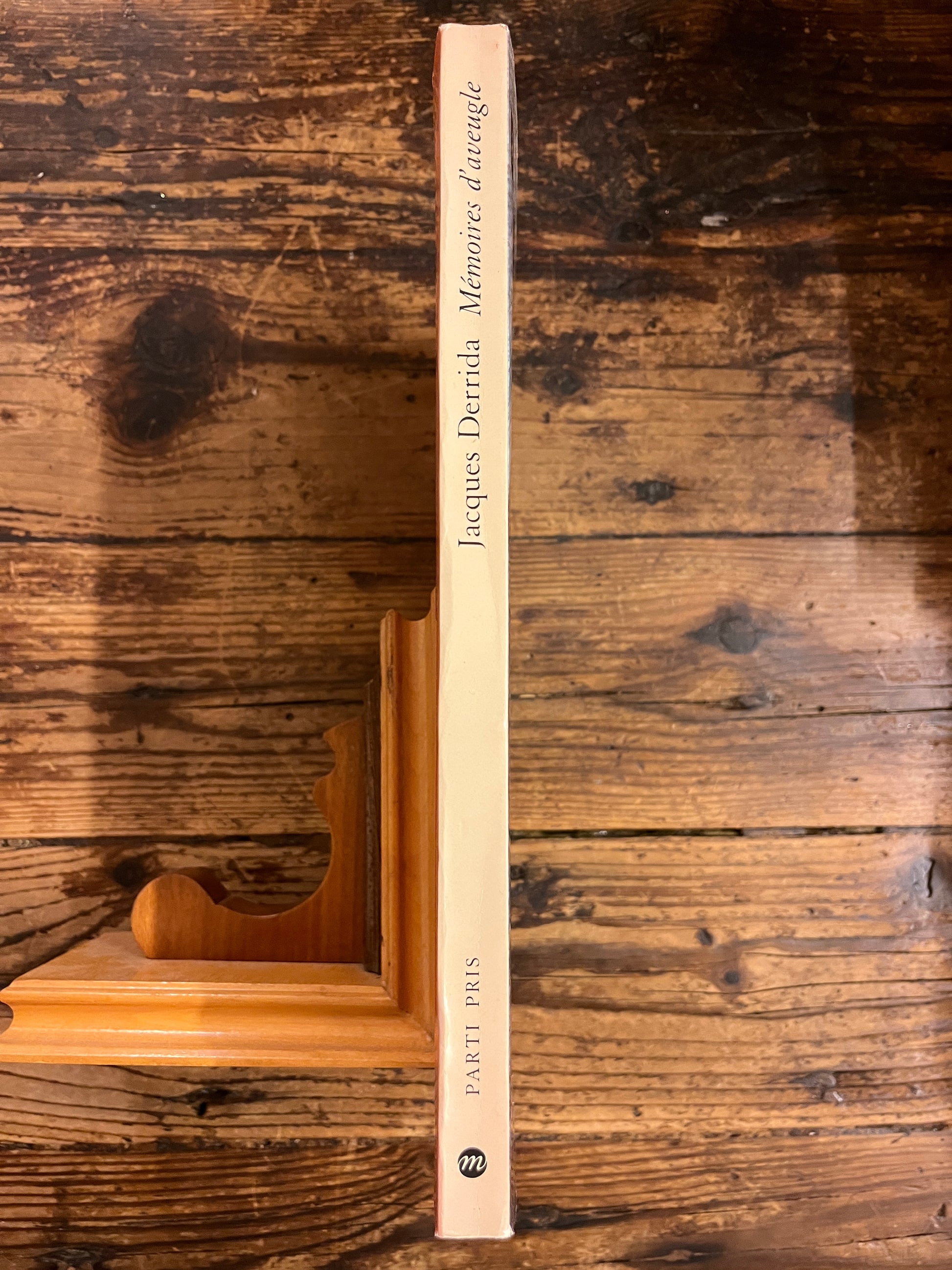 dos du livre "mémoires d'aveugle" sur fond de bois