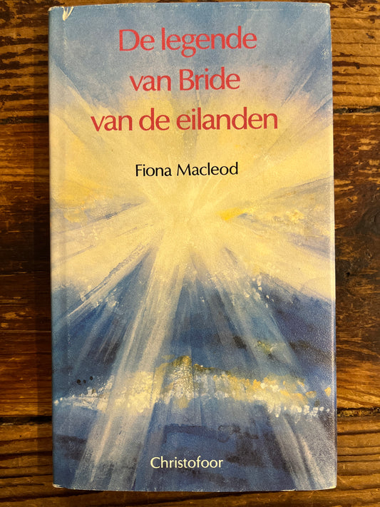 Boek voorkant met titel 'De legende van Bride van de eilanden' door Fiona Macleod op houten achtergrond 