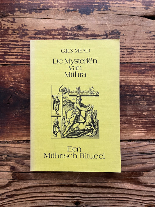 Boek met de titel 'De Mysteriën van Mithra en een Mithrisch Ritueel' op een houten achtergrond 