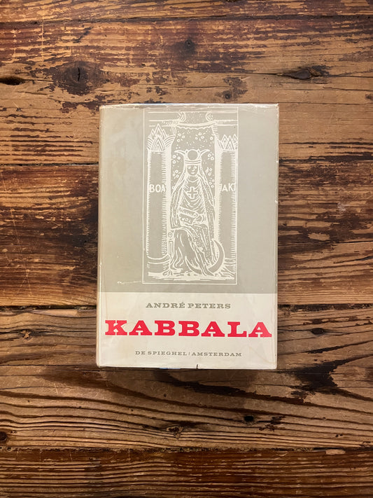 Boek met de titel 'Kabbala' door Andre Peters op een houten achtergrond