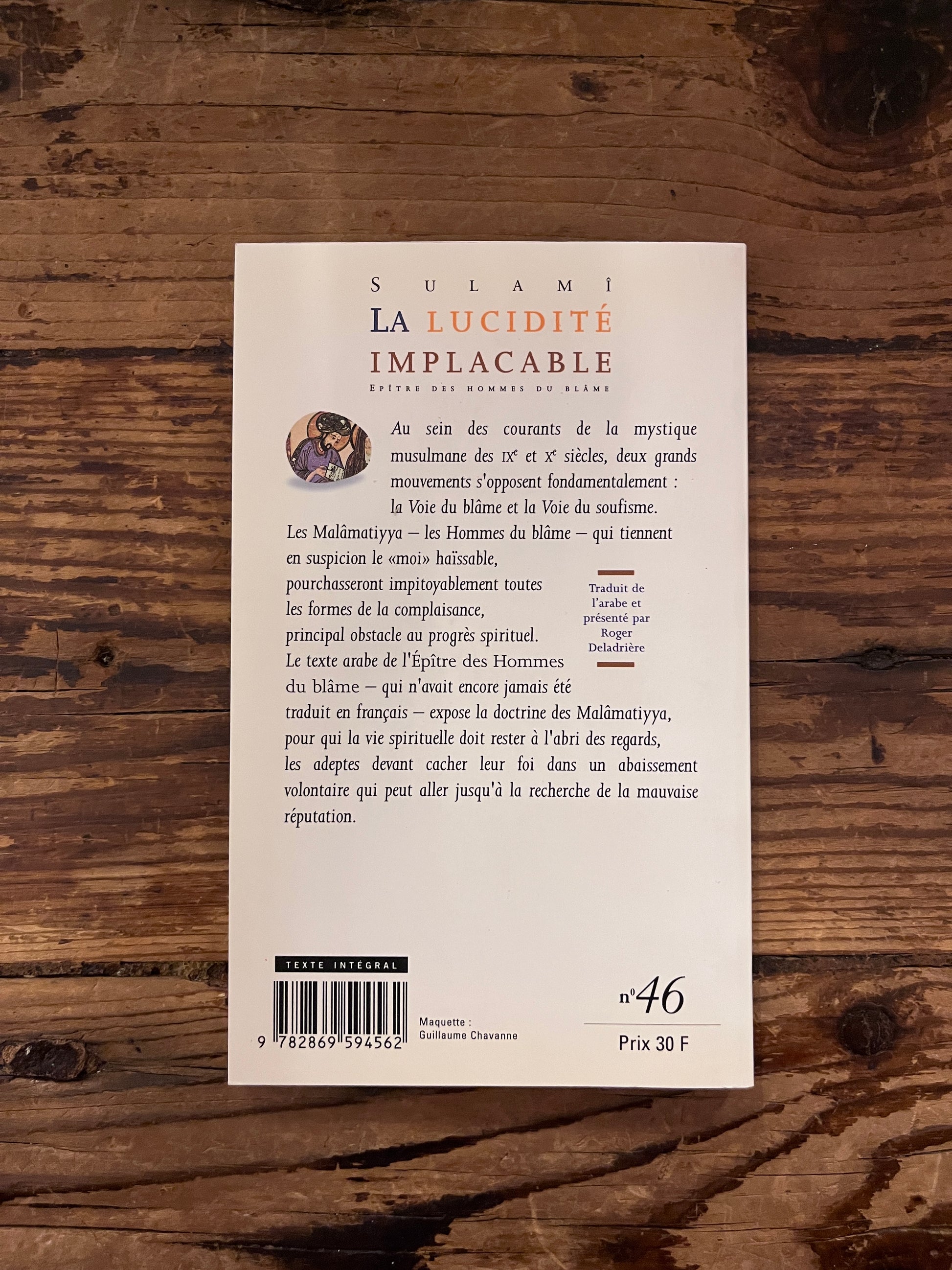 photo du la quatrieme de couverture du livre "la lucidite implacable" sur fond de bois