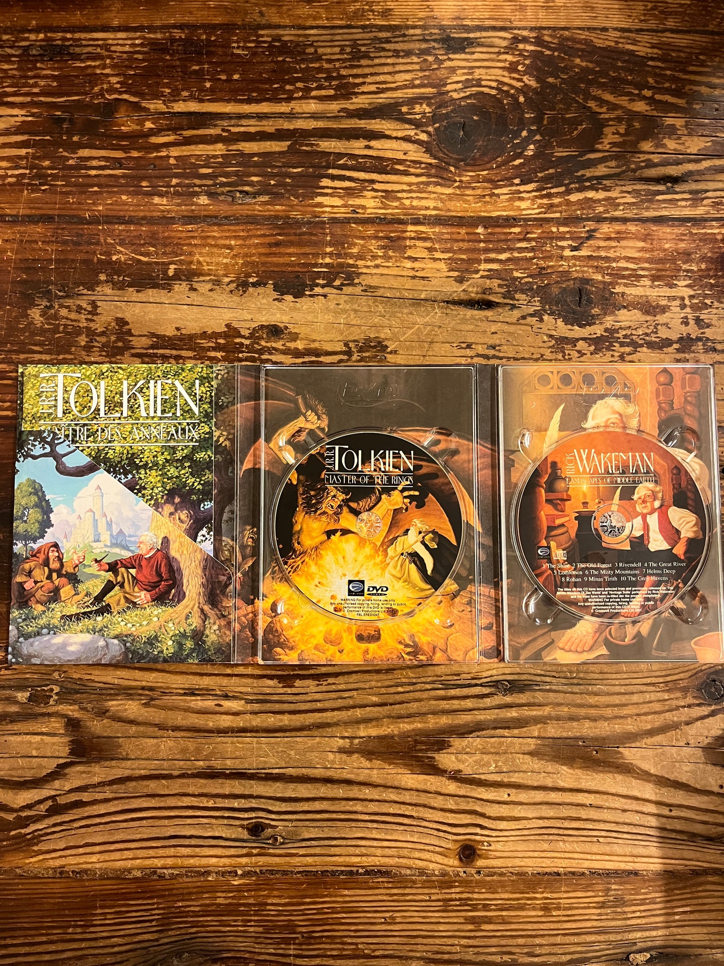 Dvd ouvert montrant deux disques du Dvd nommé 'Tolkien maitre des anneaux' 