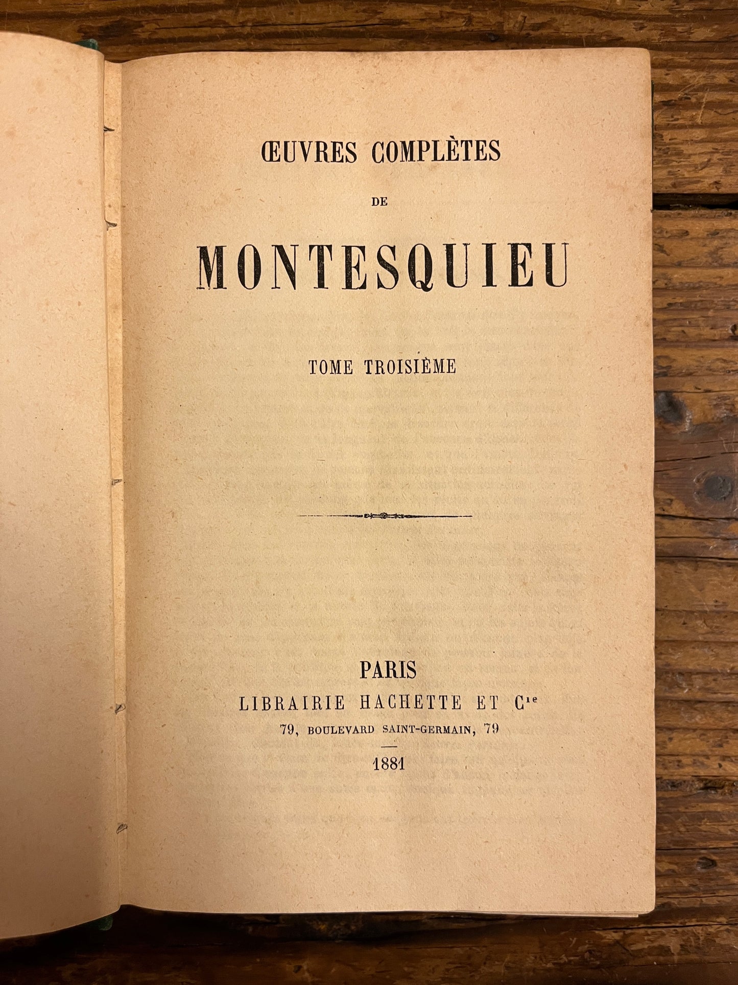 page de titre du livre "Montesquieu, Lettres" sur fond de bois