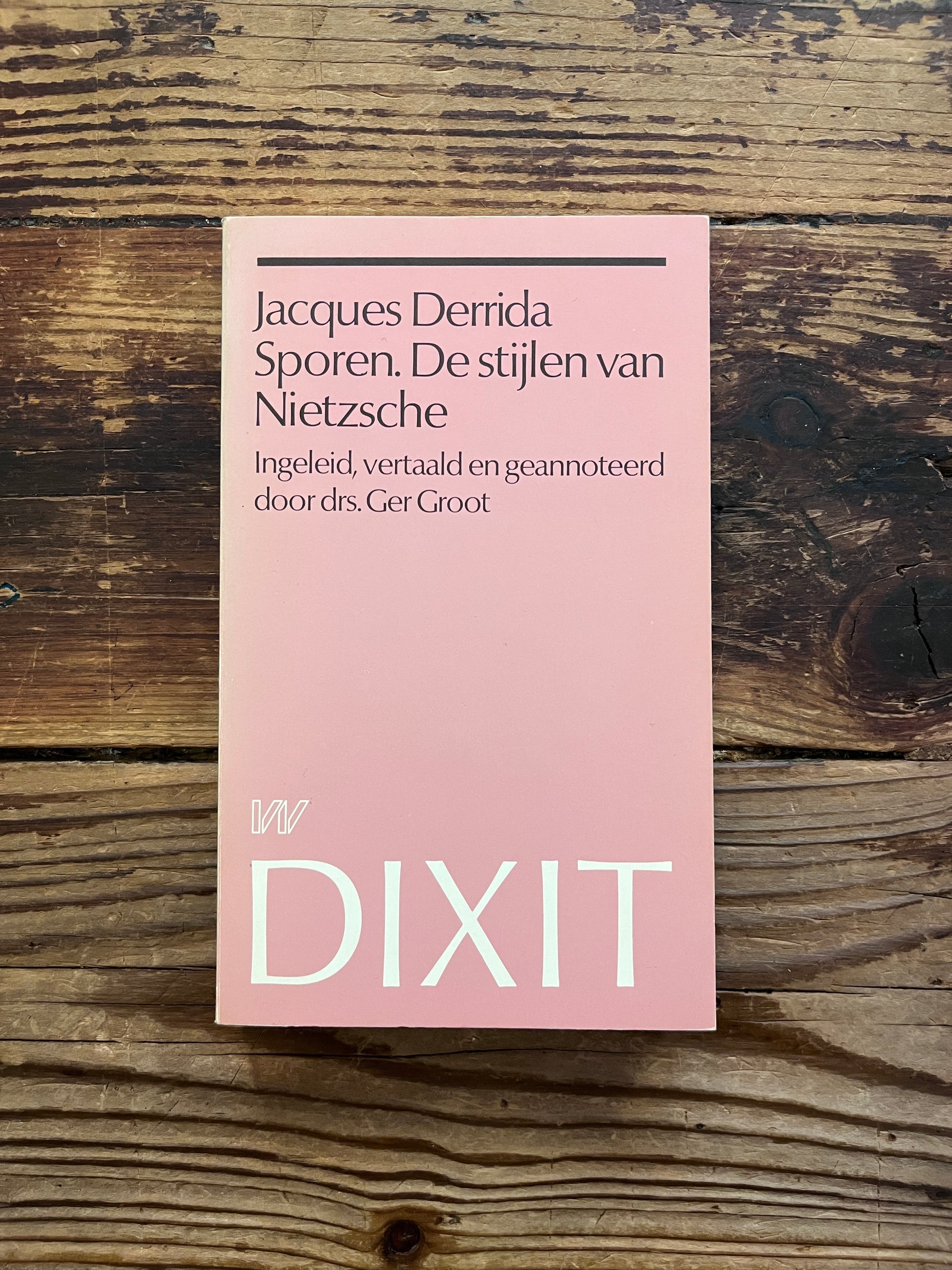 foto van de cover van het boek "de stijlen van Nietzsche op houten achtergrond
