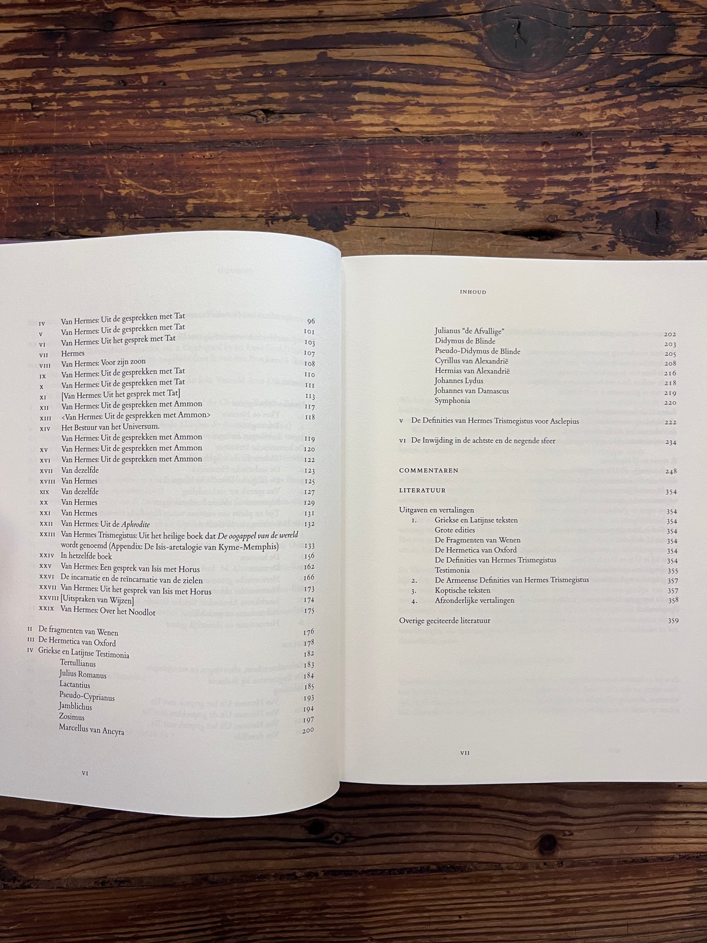 Open boek met de titel 'Hermes Trismegistus' door Van den Broek op een houten achtergrond 