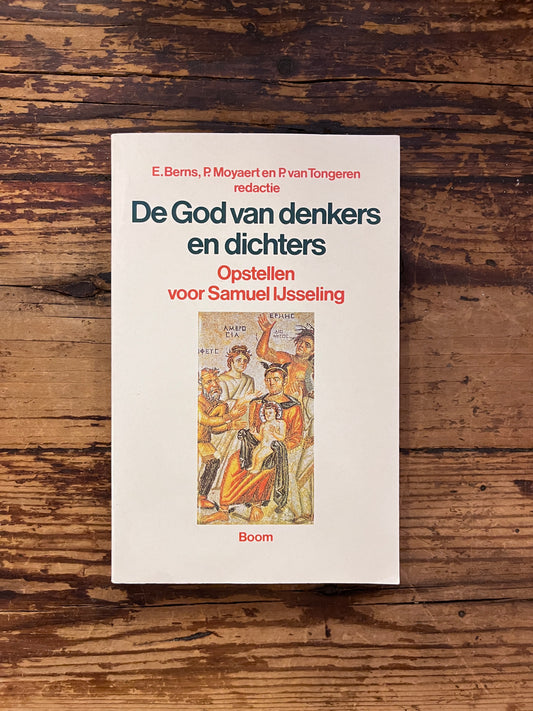 foto van de cover van "de god van denkers en dichters" op een houte achtergrond