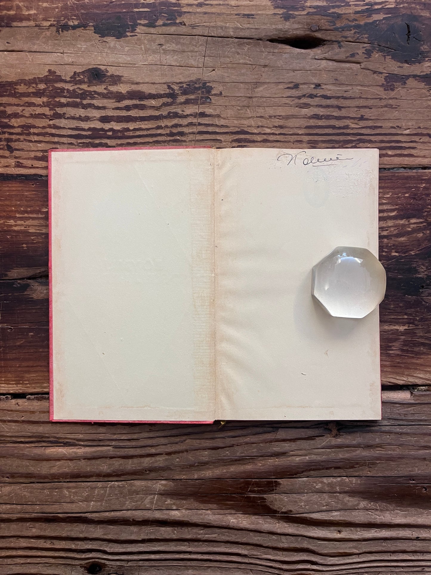 Open booklet with the title 'So Sollt Ihr Beten' by Bo Yin Ra on a wooden surface 