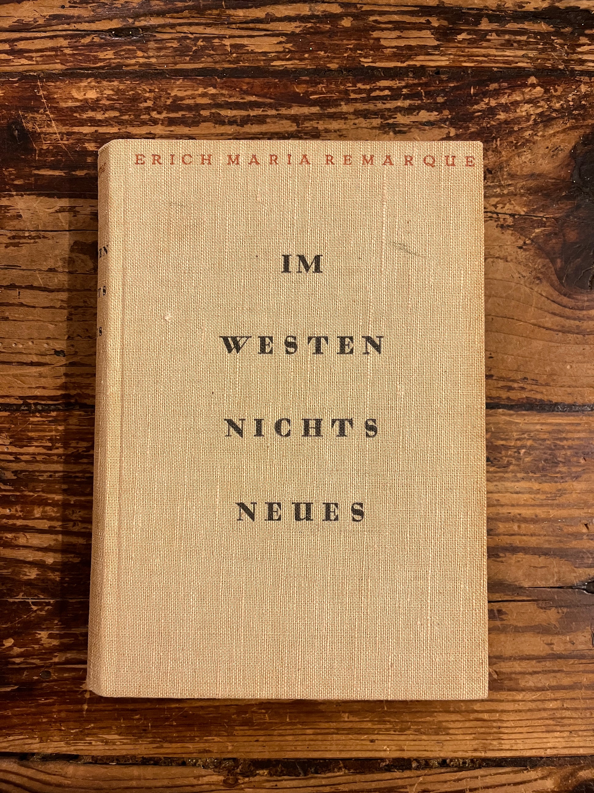 photo of the front cover of the book " im westen nichts neues" on a wooden background