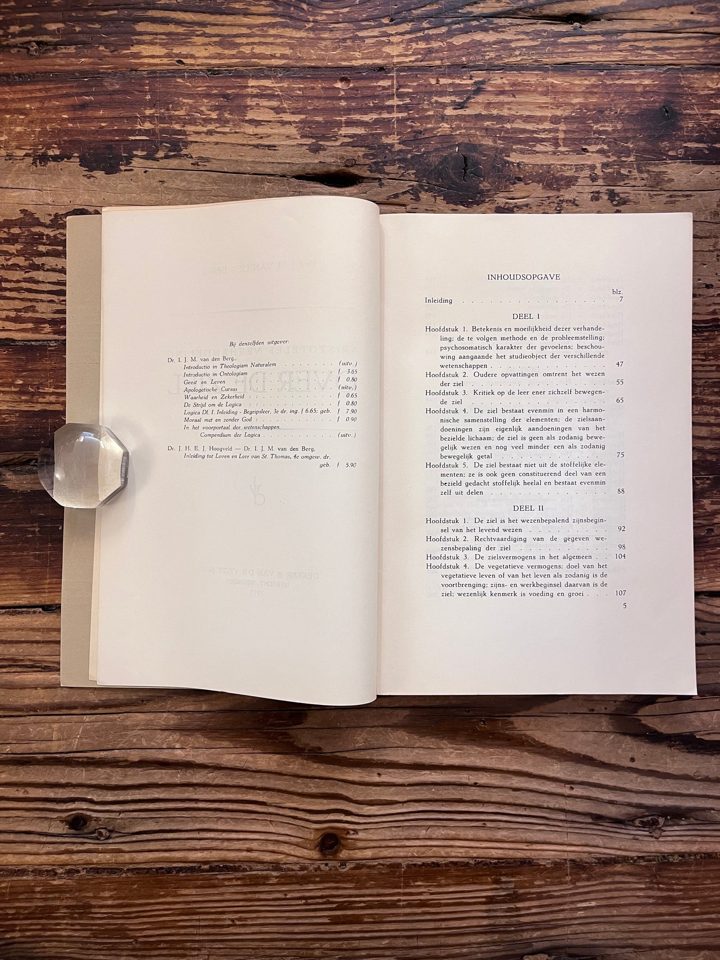 foto van de halftitel pagina en inhoudsopgave van het boek "Aristoteles'verhandeling over de ziel" op houten achtergrond