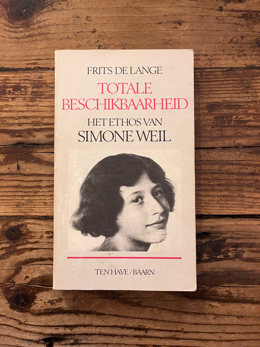 Foto van de omslag van het boek "het ehtos van simone weil" op houten achtergrond