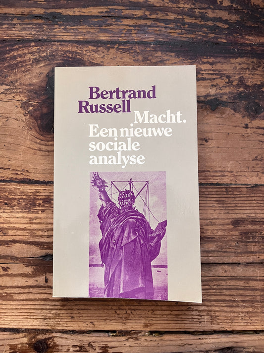 foto van de omslag van het boek "macht een nieuwe sociale analyse" op een houten achtergrond