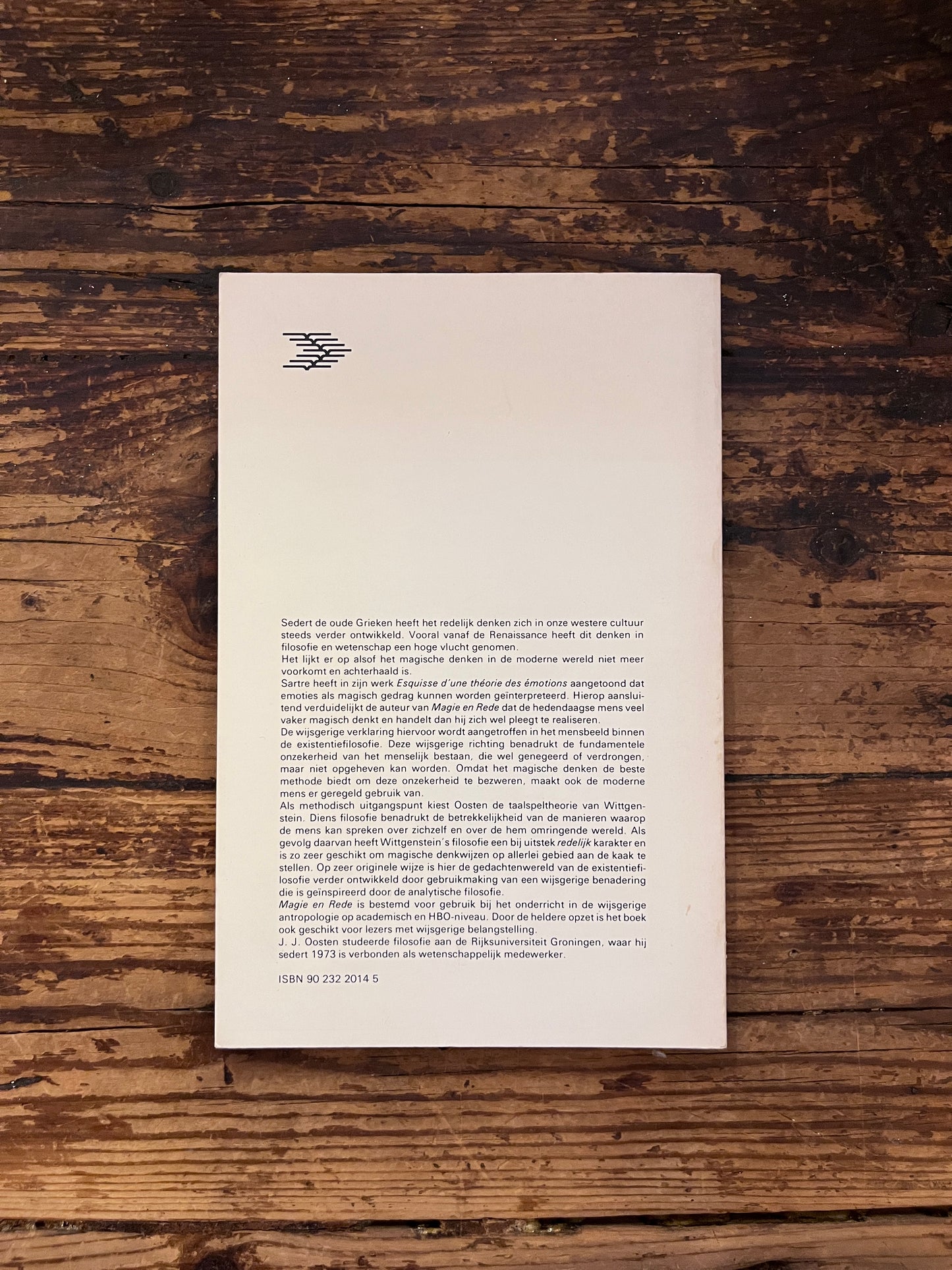 foto van de omslag van het boek "magie en rede" op een houten actergrond