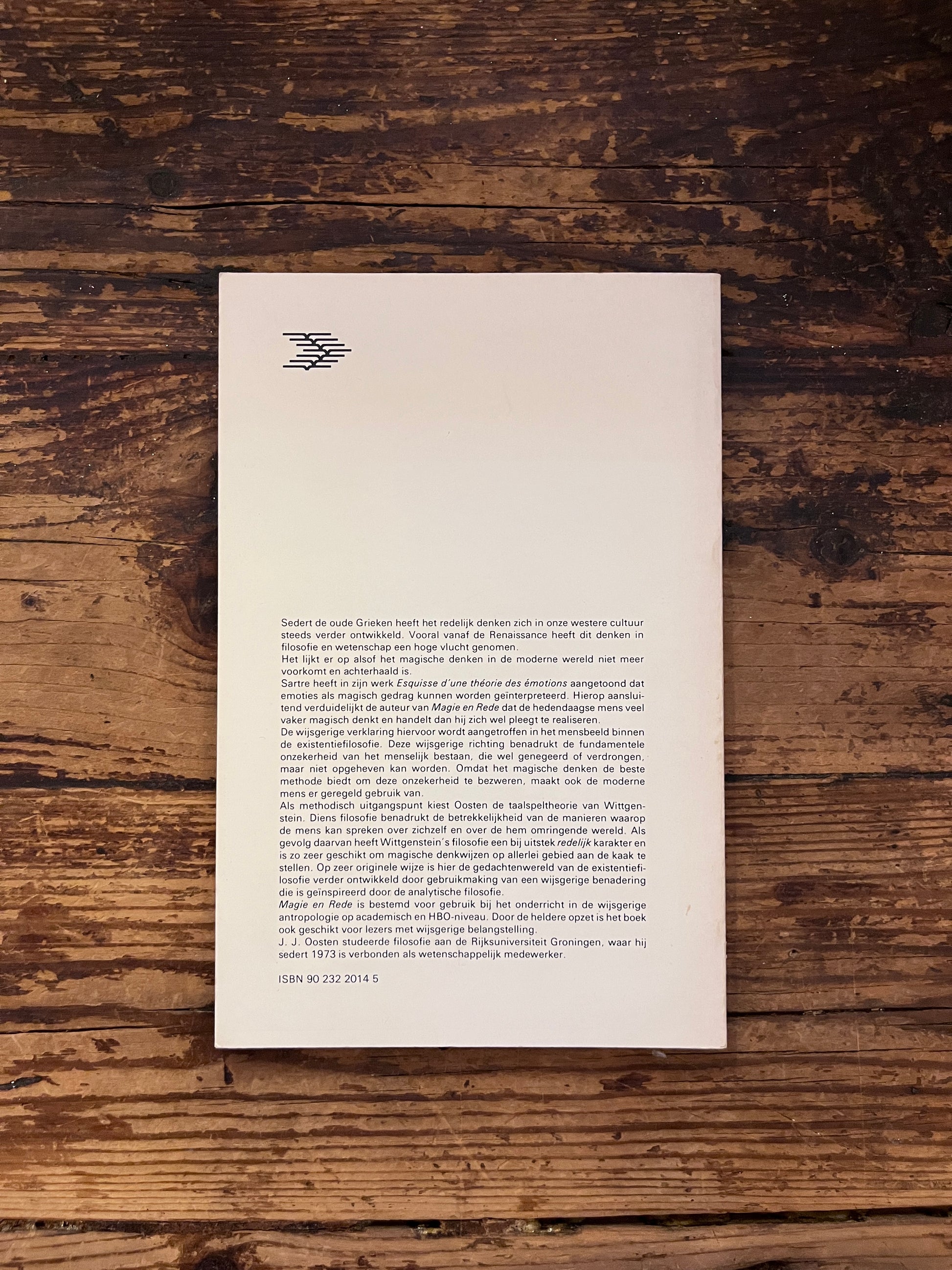 foto van de omslag van het boek "magie en rede" op een houten actergrond