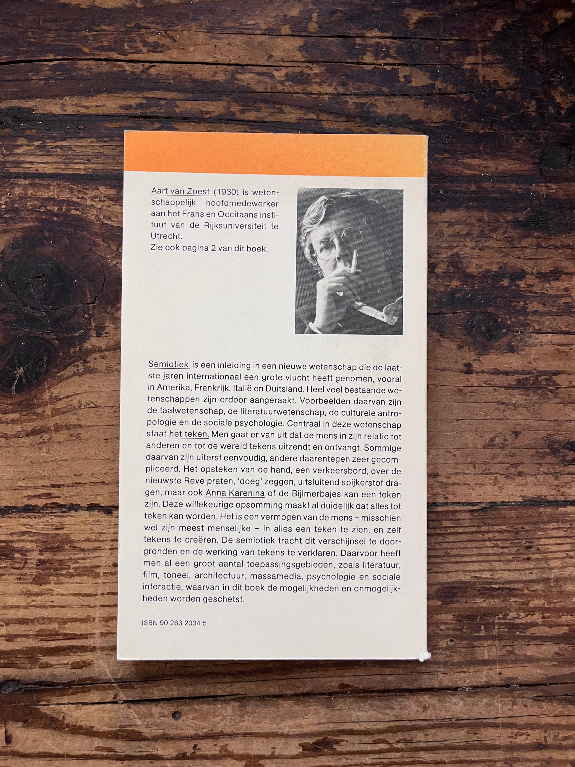 foto van de rug omslag van het boek "Semiotiek" op een houten achtergrond