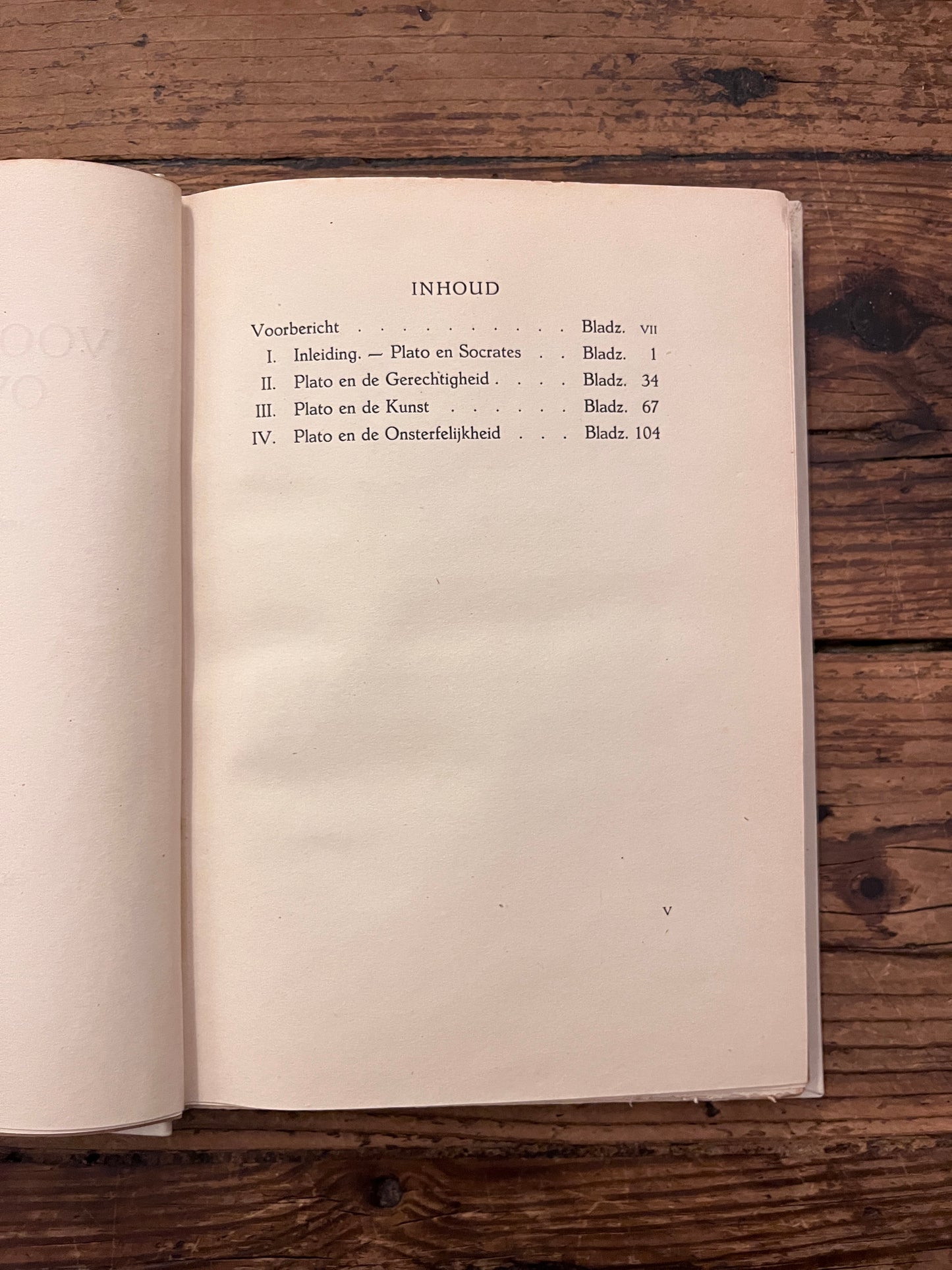foto van de inhoudsogave van het boek " vier voordrachten over plato" op houten achtgegrond