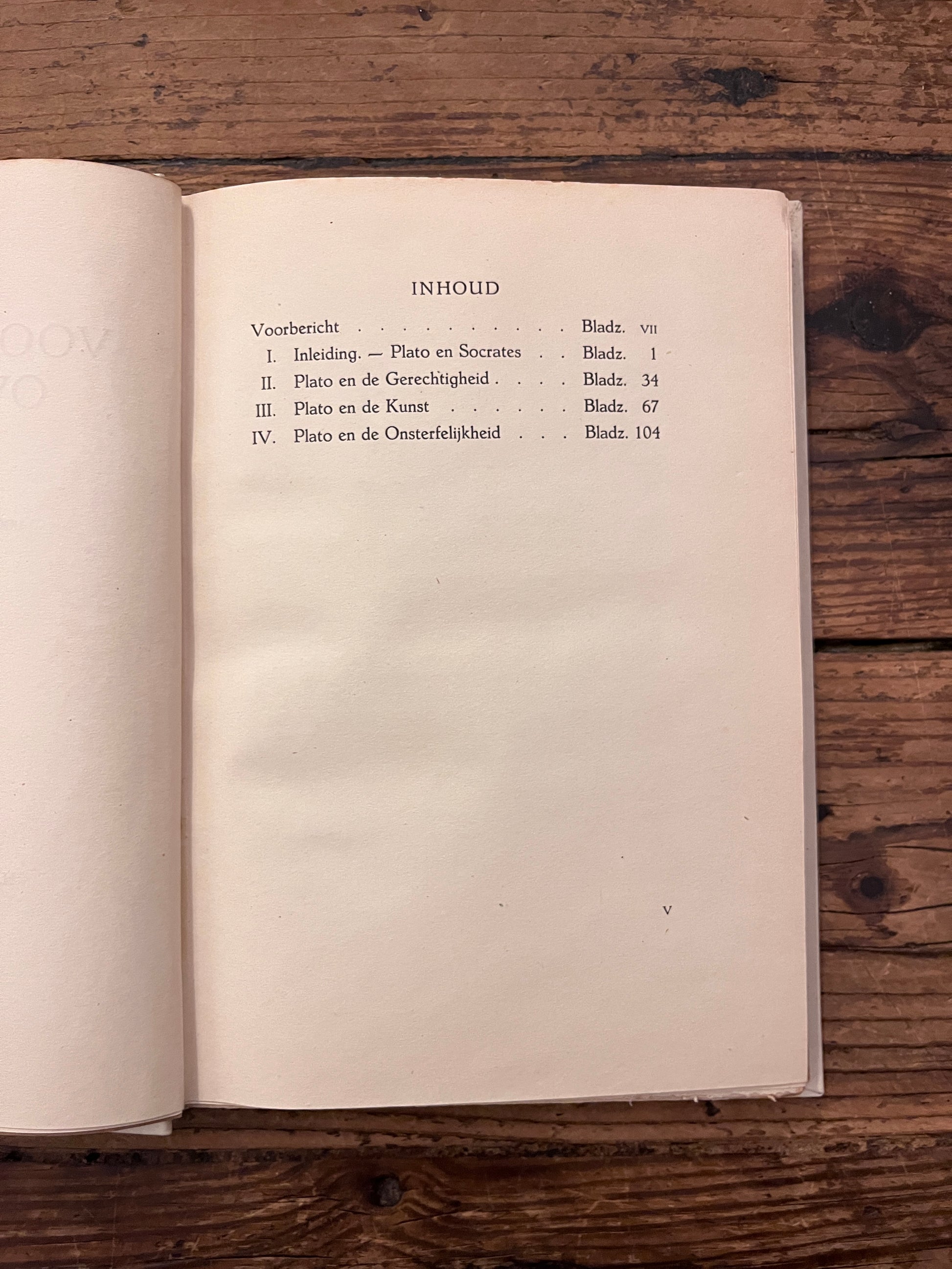 foto van de inhoudsogave van het boek " vier voordrachten over plato" op houten achtgegrond