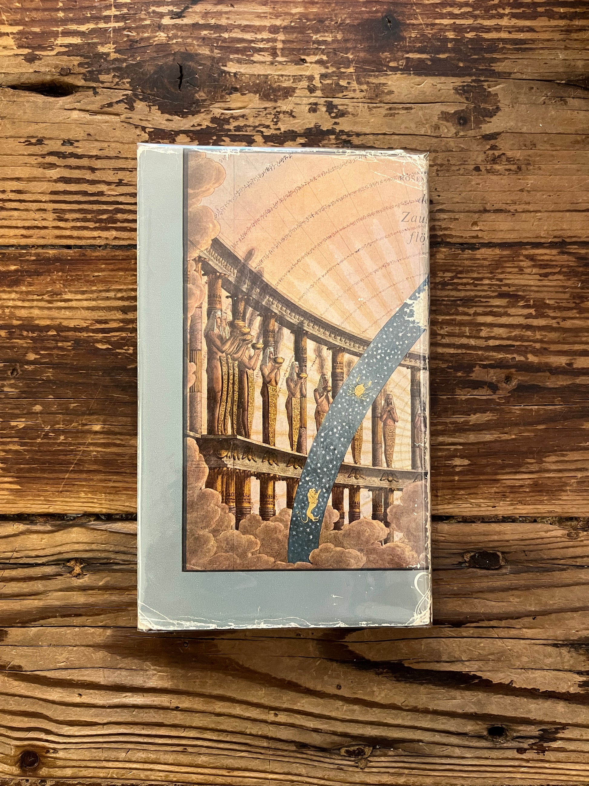 Achterkant van boek met de titel 'de Zauberflote' door Rosenberg op een houten achtergrond 