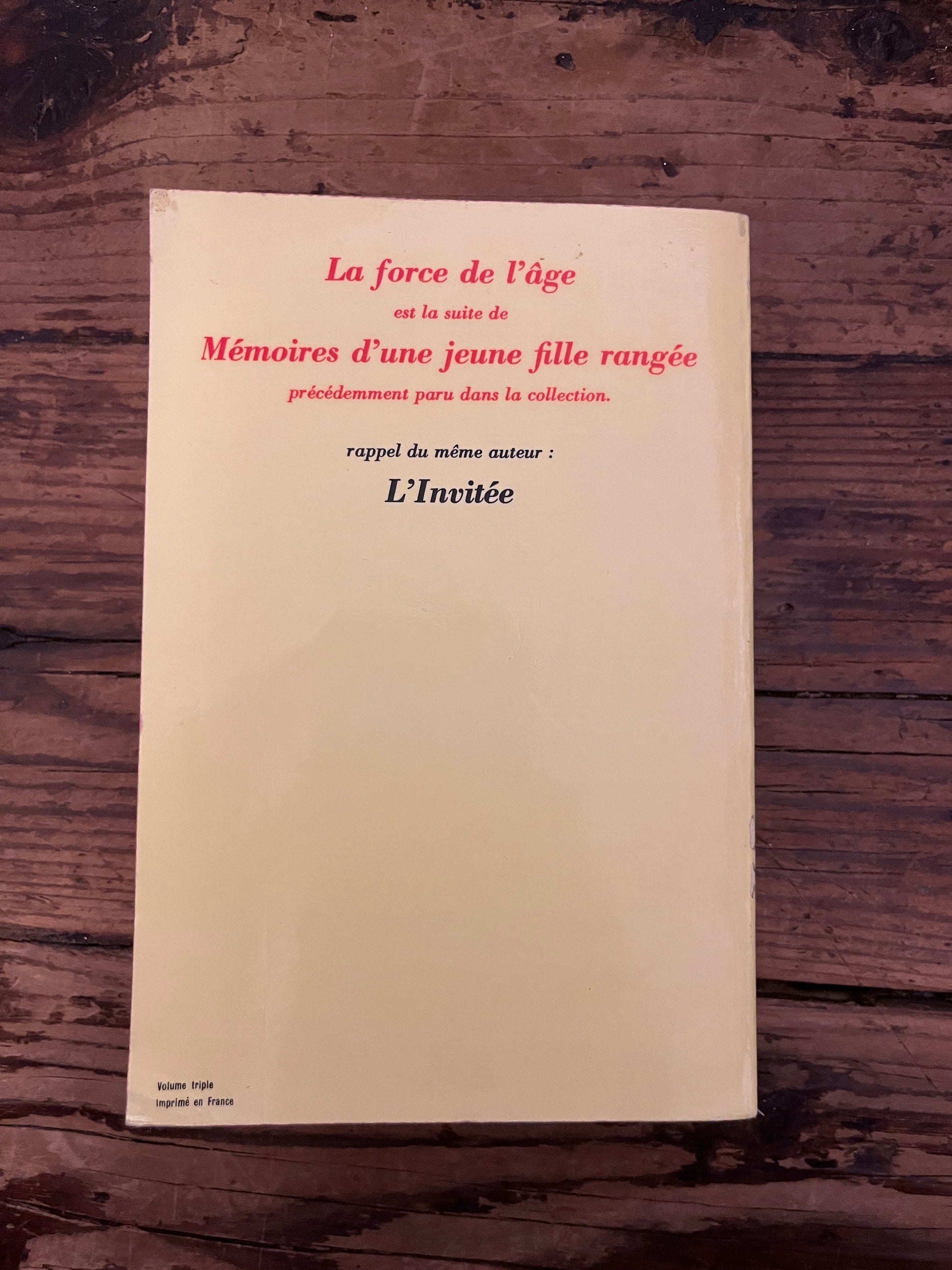 photo de la quatrieme de couverture du livre "la force de l'age"sur fond de bois