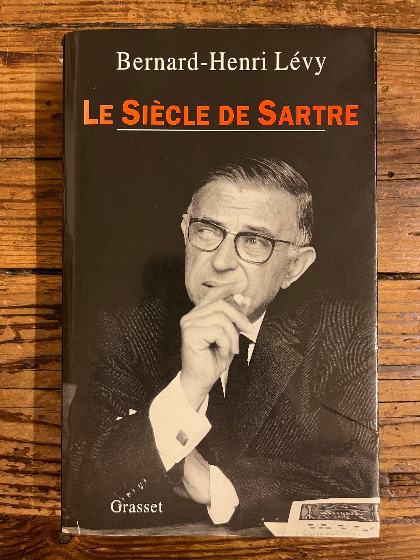 couverture du livre "le siecle de sartre"sur fond de bois
