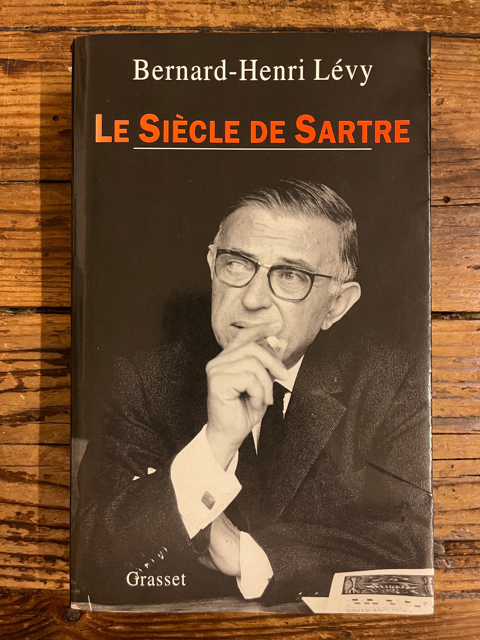 couverture du livre "le siecle de sartre"sur fond de bois