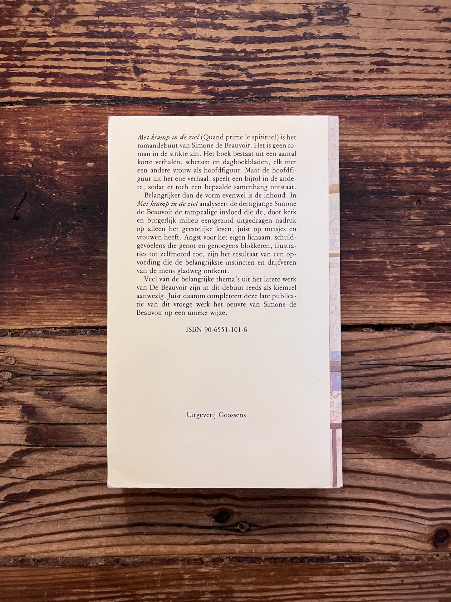 foto van de backcover van het boek "met kramp in de ziel" op houten achtergrond