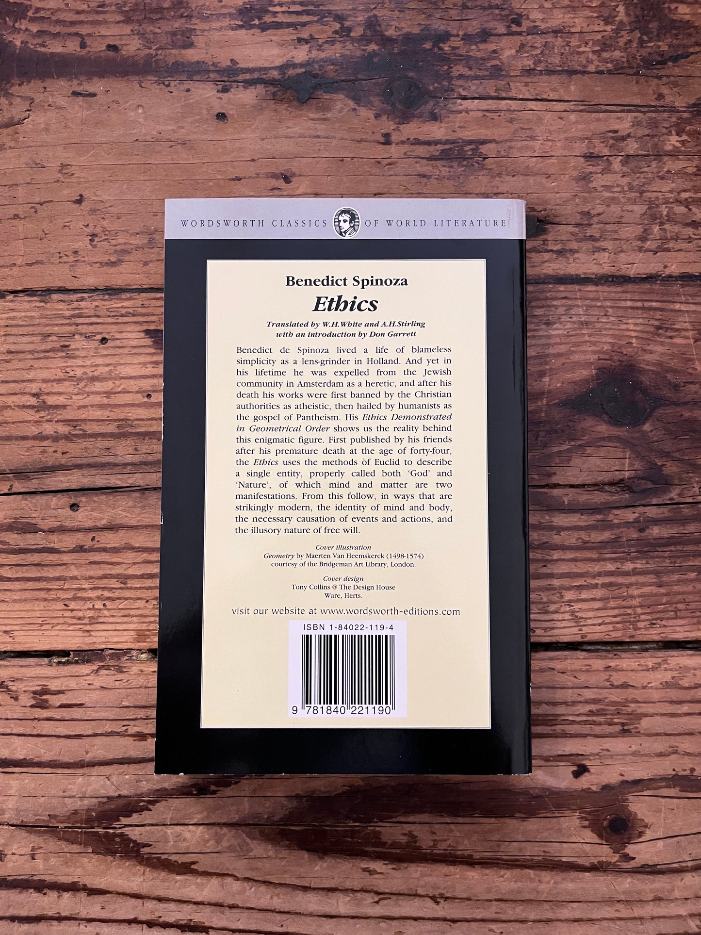 foto van de omslag van het boek "ethics" op houten achtergrond