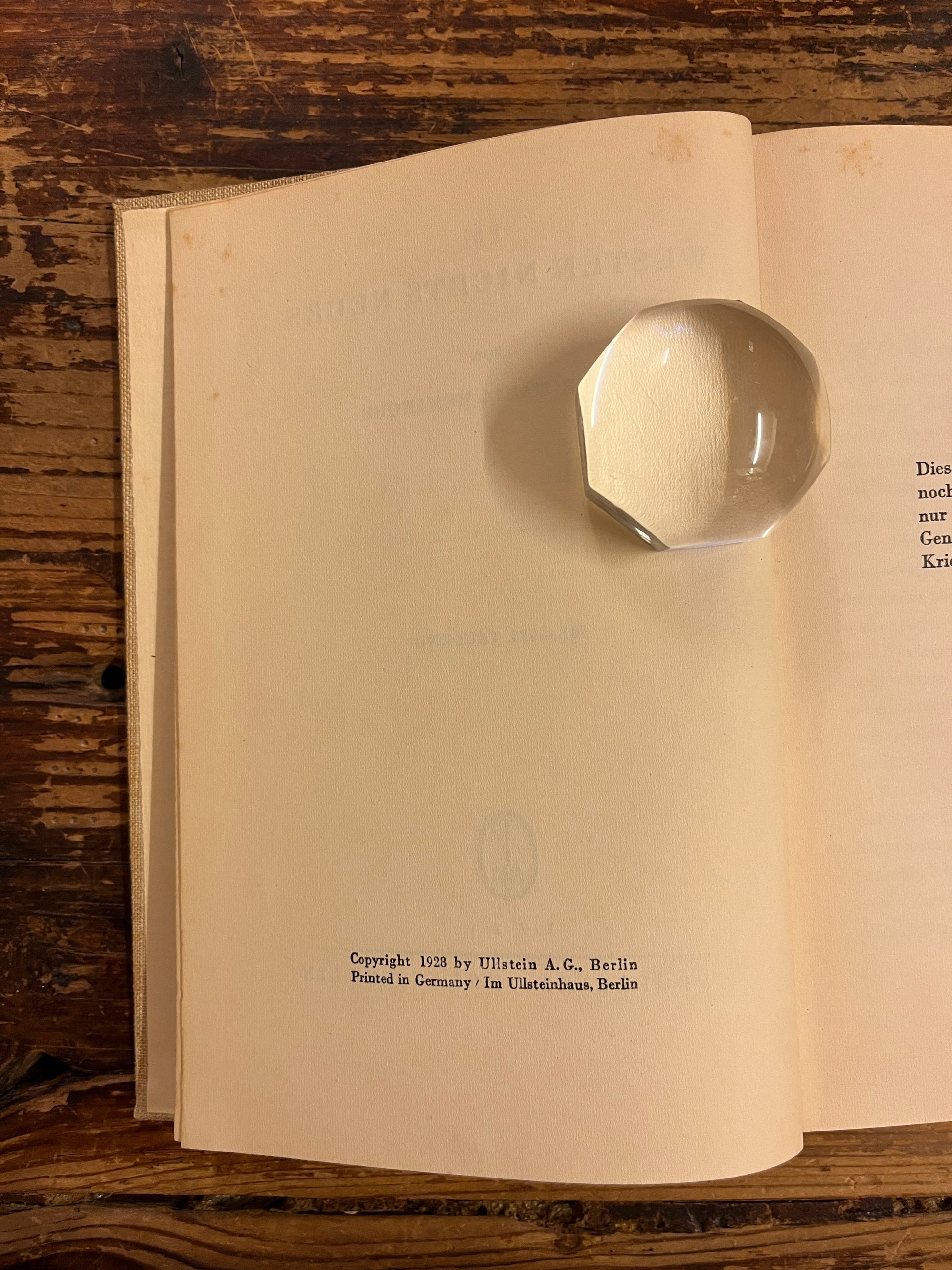 photo of the edition information page of the book" im westen nichts neues" on a wooden background