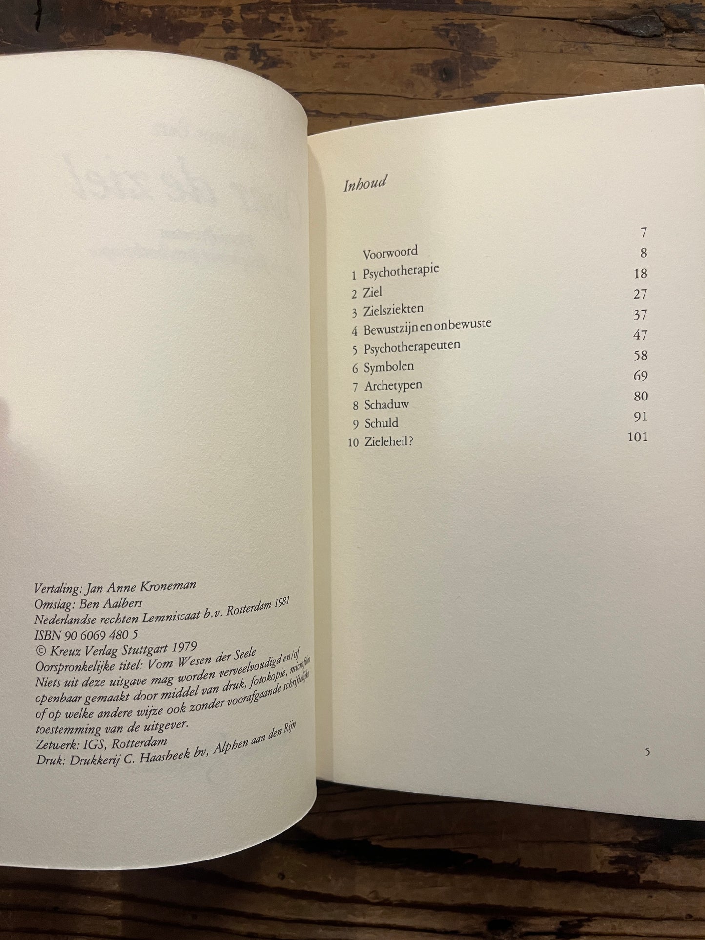 Open boek met de titel 'Over de ziel, hoofdpunten in de jungiaanse psychotherapie' door H. Barz op een houten achtergrond 