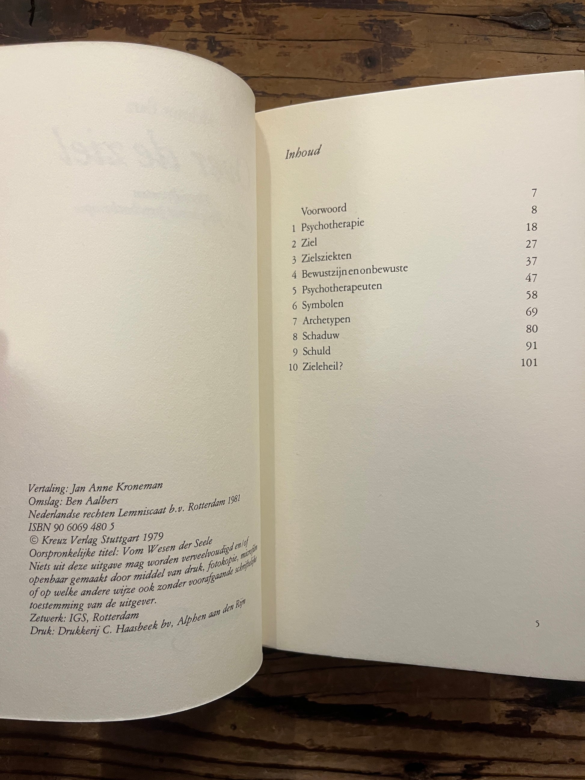 Open boek met de titel 'Over de ziel, hoofdpunten in de jungiaanse psychotherapie' door H. Barz op een houten achtergrond 