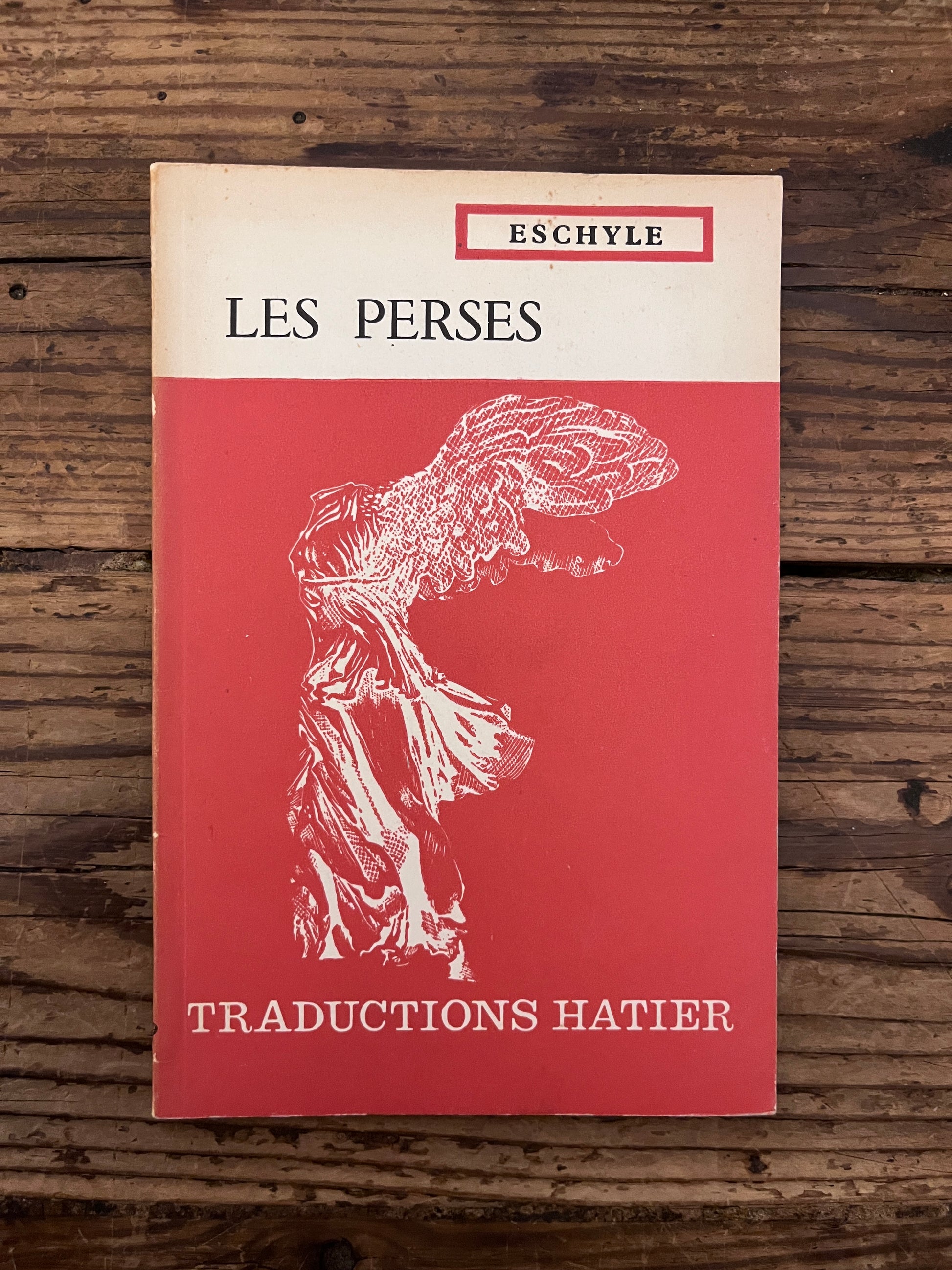 photo de la couverture du livre "les prerses"sur fond de bois