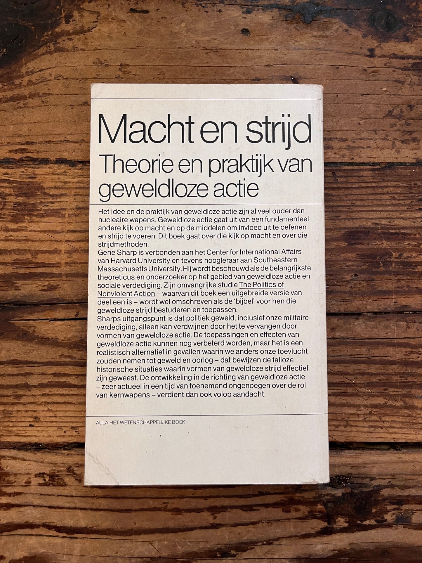 foto van de omslag van het boek "macht en strijd" o phouten achtergrond