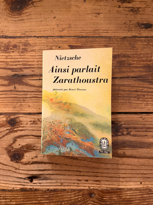 photo de la couverture du livre "Ainsi parlait Zarathoustra " sur fond de bois