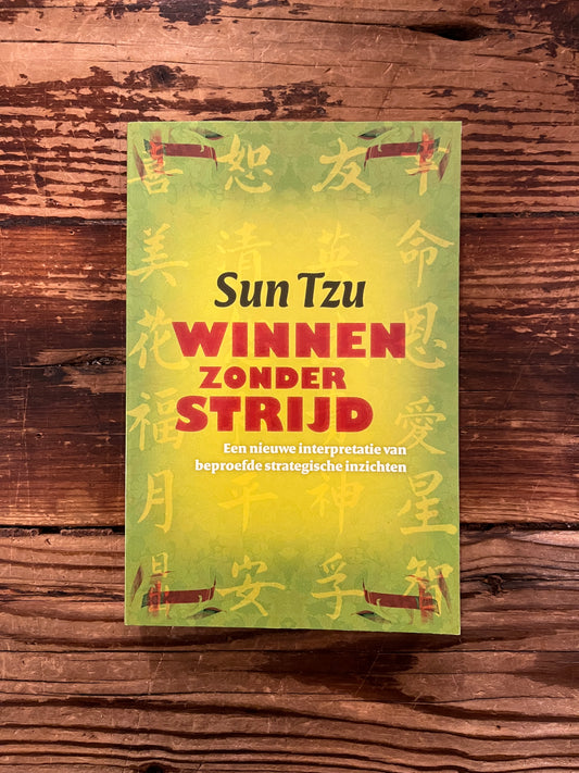 Boek met de titel 'Winnen zonder Strijd' door Sun Tzu op een houten 