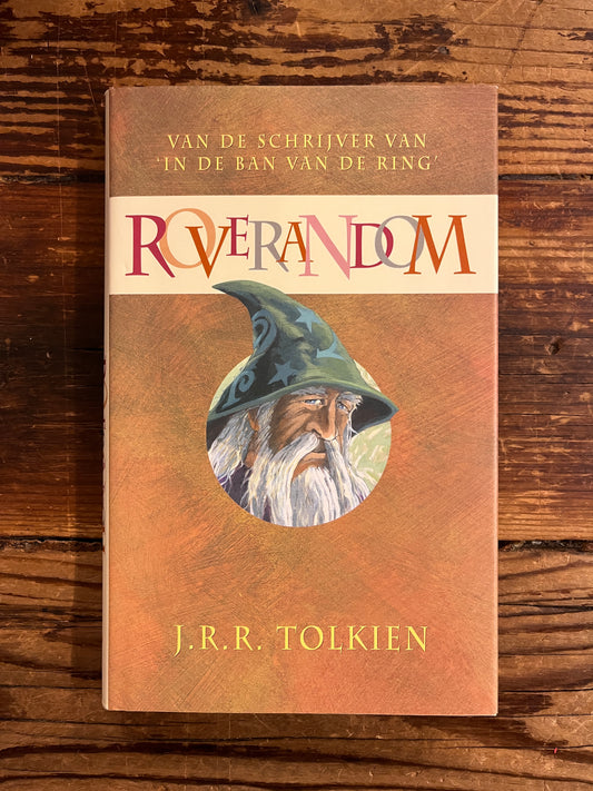 Voorkant van boek met de titel 'Roverandom' door J.R.R. Tolkien op een houten achtergrond 