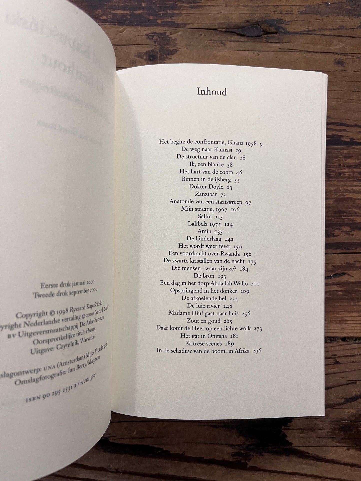 Inhoud van boek met de titel 'ddenhout' door Ryszard Kapuscinski op een houten achtergrond 