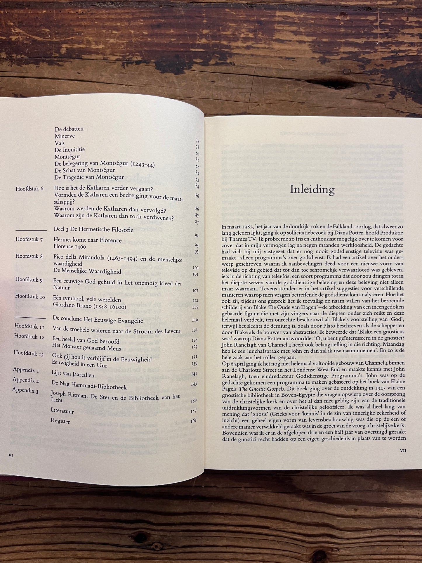 Open boek met de titel 'geschiedenis van de gnosis' door Tobias Churton op een houten achtergrond 