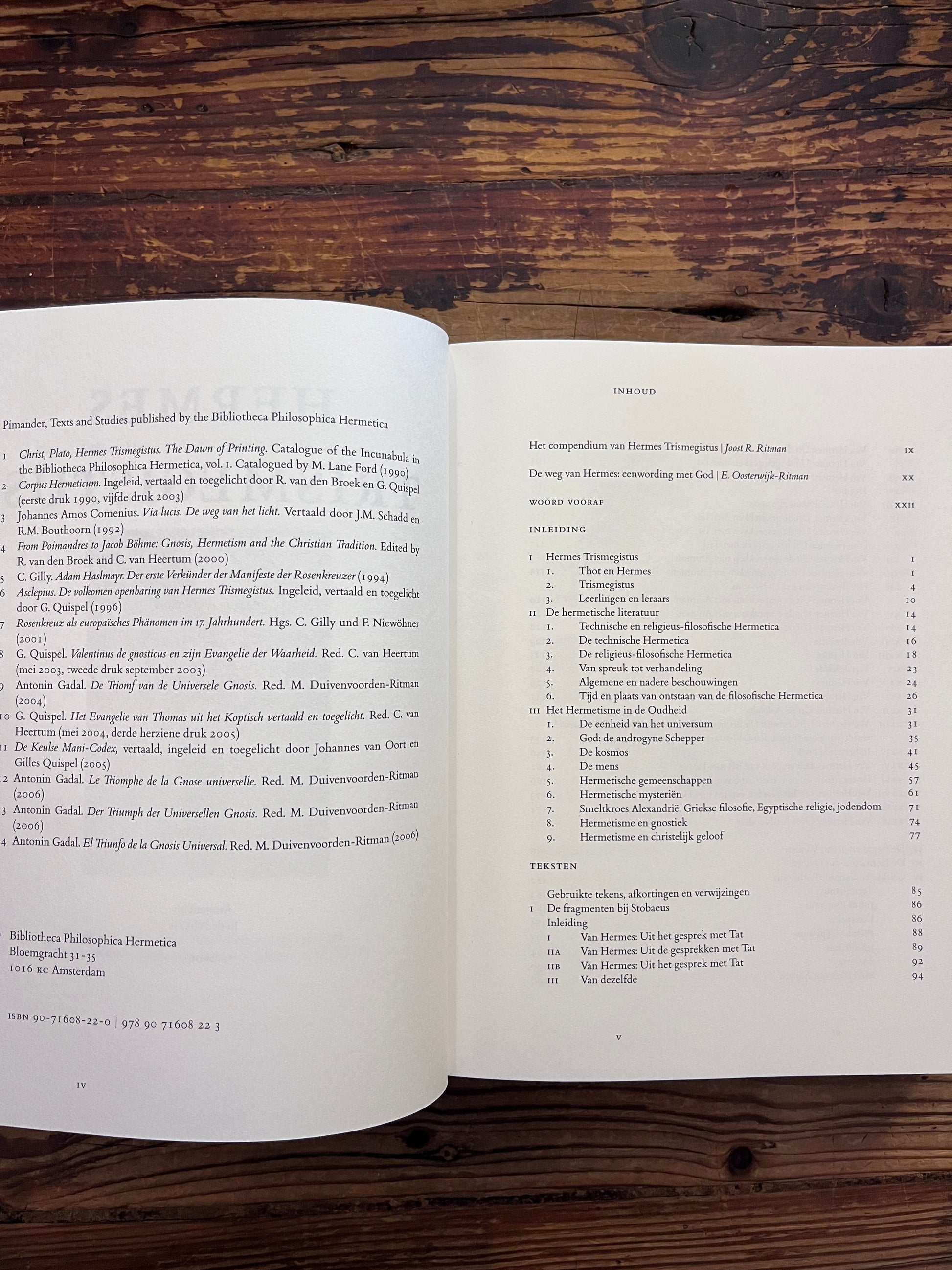 Open boek met de titel 'Hermes Trismegistus' door Van den Broek op een houten achtergrond 