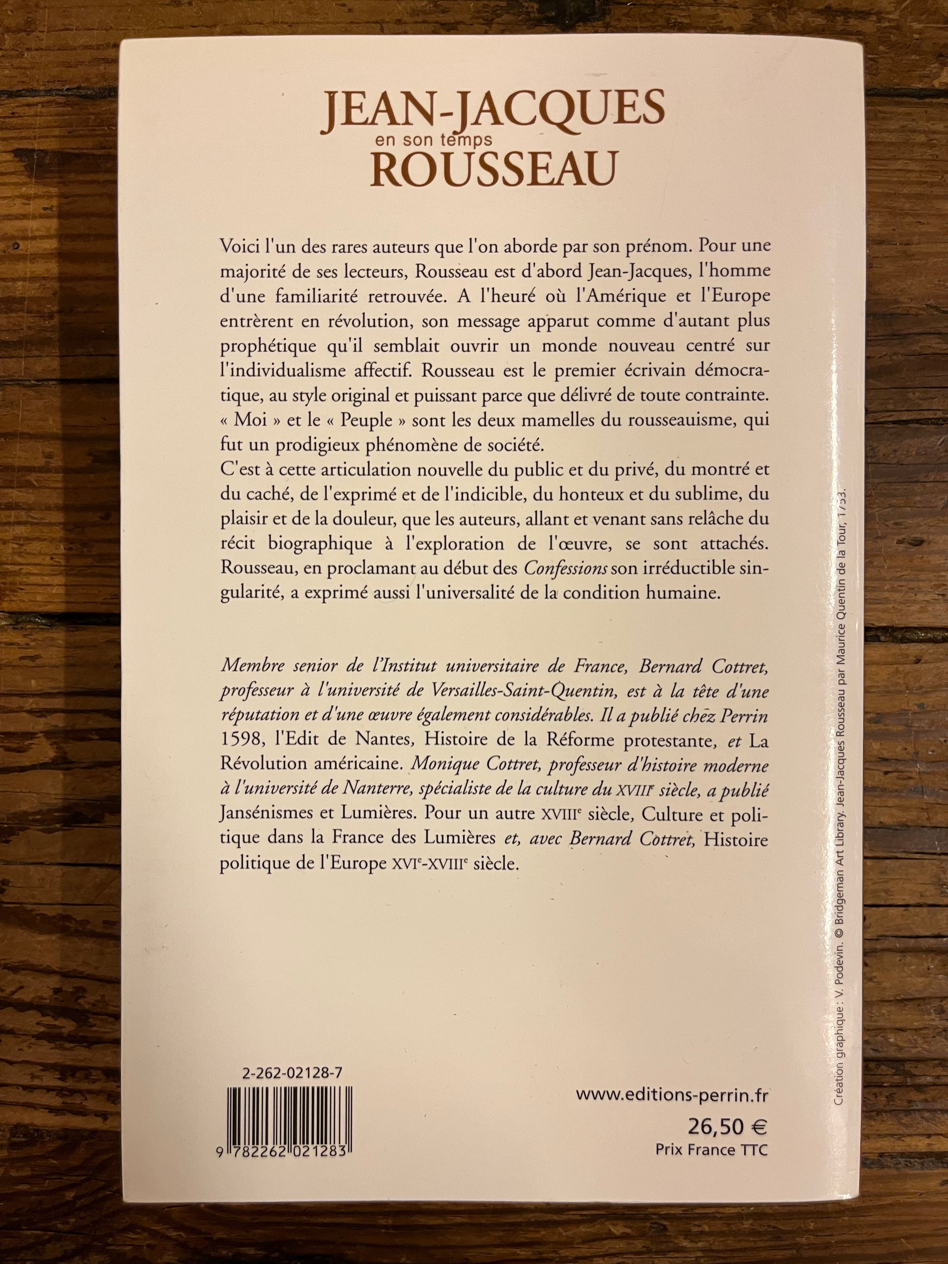 quatrieme de couverture du livre "jean jacques rousseau en son temps" sur fond de bois