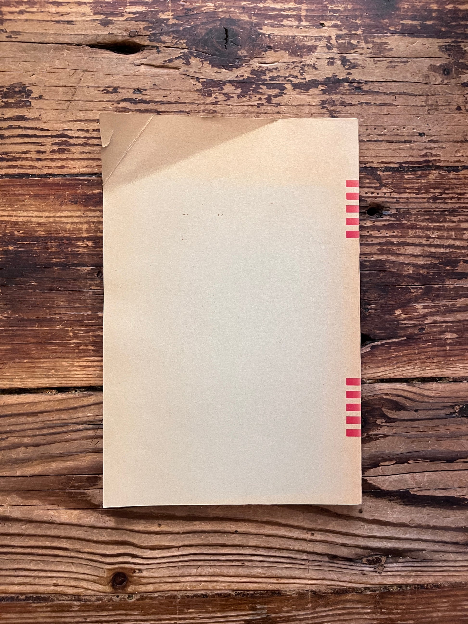 foto van de backcover van het boek "Aristoteles'verhandeling over de ziel" op een houten achtergrond