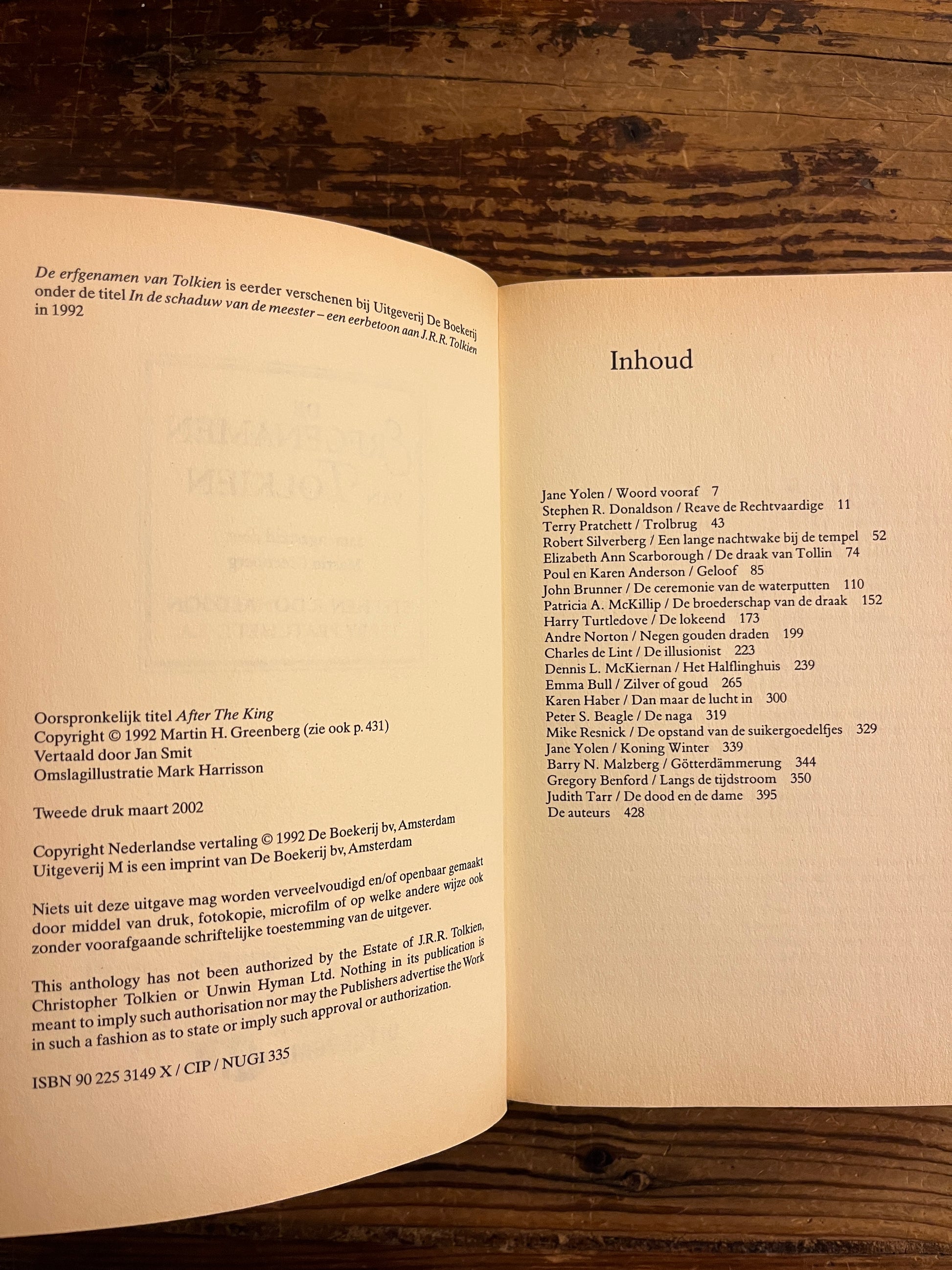 Inhoud van boek met de titel 'de Erfgenamen van Tolkien' op houten achtergrond