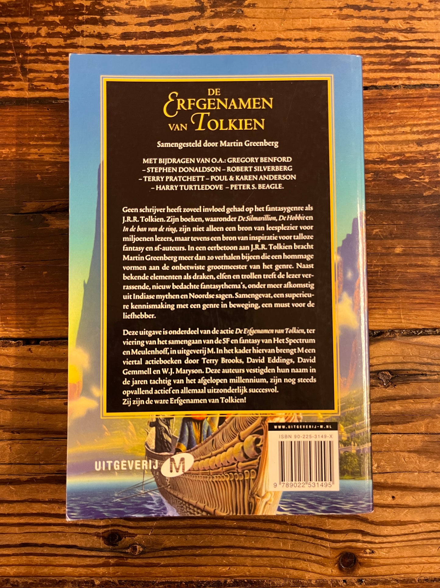 Achterkant van boek met de titel 'de Erfgenamen van Tolkien' op houten achtergrond