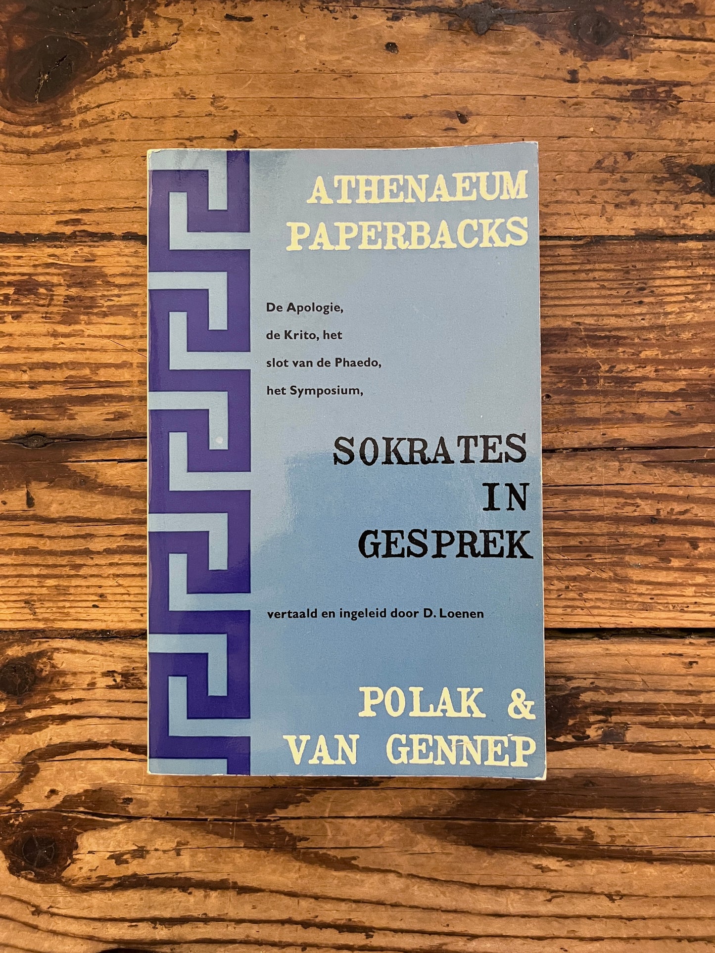 foto van het boek "sokrates in gesprek"op houten achtergrond