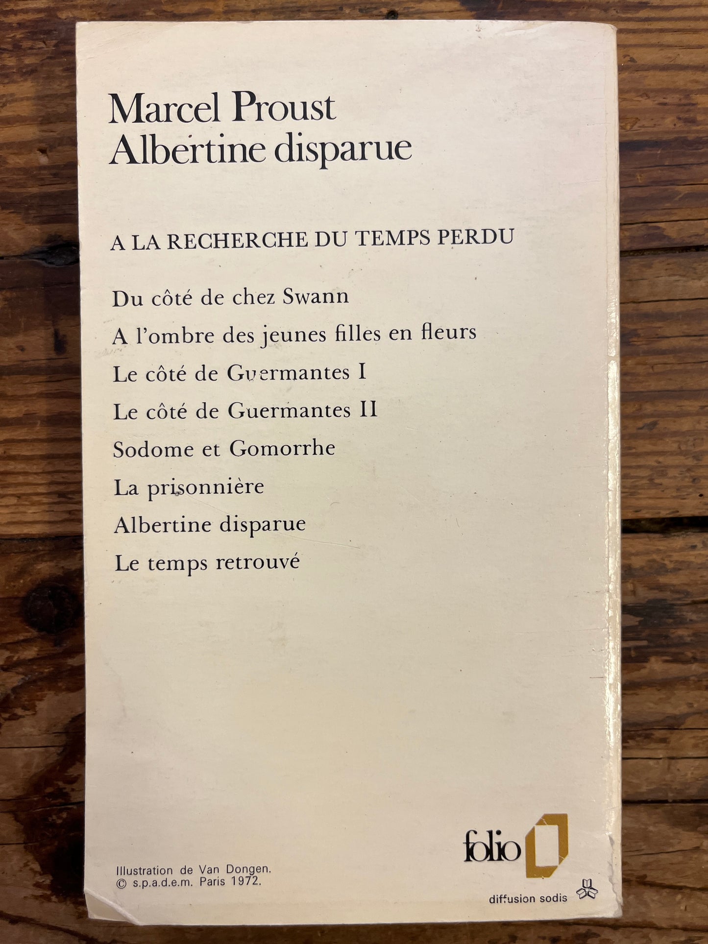 dos du livre "albertine disparue" par Marcel Proust de a collection Folio sur une surface en bois