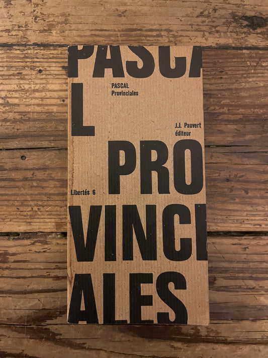 photo de la couverture du livre "provinciales"sur fond de bois